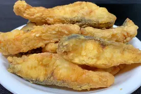 炸鱼块，到底用淀粉还是面粉，教你正确做法，外酥里嫩凉了不回软视频封面