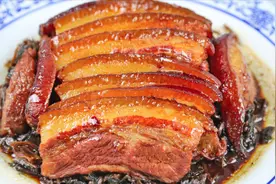 大厨揭秘“梅菜扣肉”做法，视频清晰，讲解详细，满满的小技巧