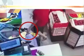 厦门大妈不满婴儿车挡路，将4个月婴儿掐伤被拘视频封面