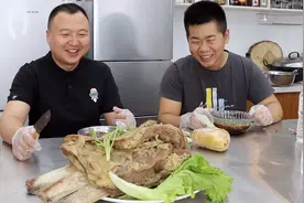 市场买了一千五牛排骨，做内蒙正宗手把牛排，蘸上秘制蘸料，过瘾视频封面
