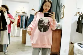 粉色卫衣搭配灰色卫裤，都是充满优点和自由感的休闲单品视频封面