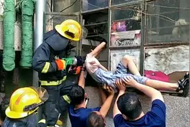 河南一女童爬窗出门，头卡防盗窗悬半空，消防全程双手托举营救视频封面