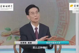 小便黄是咋回事？身体跟你暗示这里“上火”了，可千万别忽略了视频封面