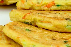打豆浆剩下的豆渣不要扔，厨师长巧妙煎成饼，美味营养特别香视频封面