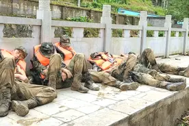 这样的睡姿让人泪目!遵义救灾现场 武警战士身上裹着泥巴席地休息视频封面