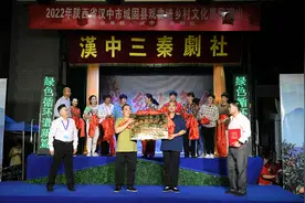汉中三秦剧社新编秦腔现代戏《振兴路上》首演成功   导演纪玉玲视频封面