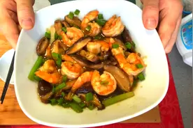 今天做道香菇炒虾仁，香菇鲜美虾仁软嫩，加入鲍鱼汁翻炒更加美味