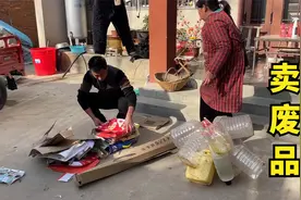 院子里废品太多了，整理一大车拉去卖了多少钱？买成水果真不少视频封面