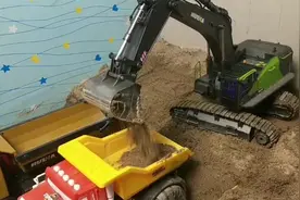 挖机给排队的运输工程车装土视频封面