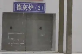 1岁女孩守火化间等去世妈妈，乖站着眼神天真，大女儿一句好心酸视频封面