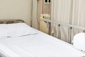 北京一男子住院期间疑遭男护工猥亵，临床诊断“包皮系带撕裂伤”视频封面