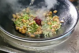 食堂阿姨炒菜真有一套，一把大铁铲一口大锅，瞬间就飘香四溢视频封面