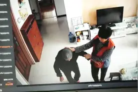 打耳光、揪头发 保姆疯狂虐待老人 老人儿子：刚装上监控第二天视频封面