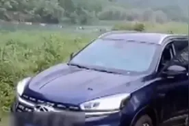 车辆陷入泥泞道路，打滑严重，民警及时救助视频封面