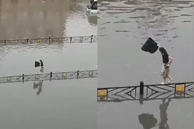 暴雨致道路严重积水，女子穿拖鞋走护栏上通过，网友：高手在民间视频封面