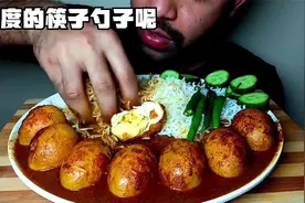 只见印度男人倒入一碗料汁，用右手开始搅拌，没有发展出餐具吗视频封面