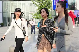 街拍：保时捷女司机戴帽子开车违章，三里屯美女们戴帽子逛街时尚视频封面