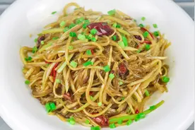 这才是“萝卜炒粉条”最好吃做法，萝卜脆嫩鲜香，粉条爽滑不粘锅视频封面