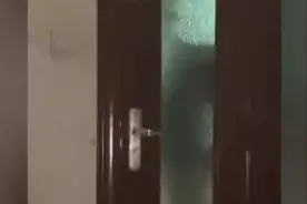 高中女生曝继父在其房间装摄像头，官方：已处理完，女孩已返校视频封面
