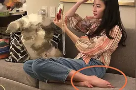 刘亦菲片场脱鞋，当看到她的”脚型“后，网友无语：仙女变大汉视频封面