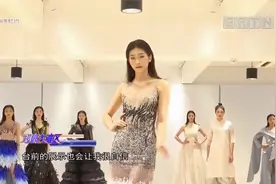 腿精！16岁花季模特组团炸台，逆天大长腿吸睛又养眼|城事特搜视频封面