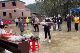 支援百色的防疫小姐姐随口一句“超想吃甘蔗”，男子连夜打灯去砍视频封面