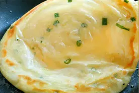 做葱花饼用开水还是温水和面好？告诉你详细做法，外酥里软又层多视频封面
