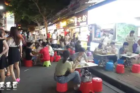 晚上8点多的江汉路水塔小吃街，街头满座，和疫情前基本没差别视频封面