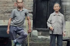 “二舅”视频刷屏 作者回应：删了更传奇的细节，残疾证办下来了视频封面