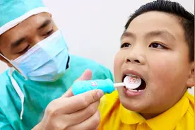 小男孩偷偷吃很多的巧克力糖果，结果牙齿竟然变成了大怪物牙齿！视频封面