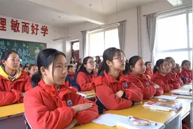 33年坚守黄土高原只为孩子们多多读书视频封面