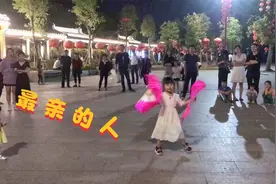 5岁小女孩跳扇子舞《最亲的人》萌萌的样子，乐坏了在场观众！
