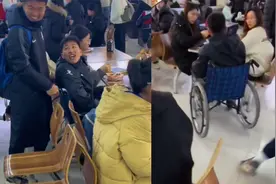 男生坐轮椅被兄弟推女孩面前，满脸尴尬单脚撑着就跑，女孩看懵圈视频封面