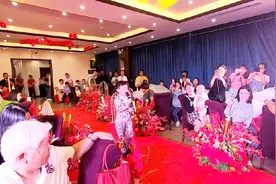 六岁小暖男在小姨婚礼上的一首《给你们》，把新娘子都唱哭了！