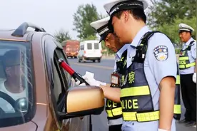 交警查车为啥先摸车尾？原来有这3个用意，摸一摸就跑不了了！视频封面