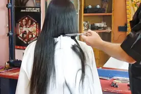 中年大姐，披肩长发剪成齐脸短发，美吗？视频封面