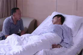 小伙胸前长了五斤重的肉瘤生命垂危，院长不畏艰难进行手术视频封面