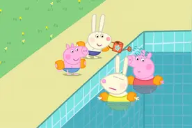 小猪：佩奇一家去游泳，小猪吓得大哭，总是不愿意进水里视频封面
