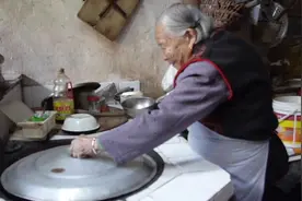 农村92岁独居老人一日两餐，大儿子回家后，看老奶奶给他做啥吃的视频封面