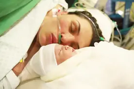 美国医院直击孕妇生娃全过程，剖腹产妈妈的伟大付出令人肃然起敬视频封面