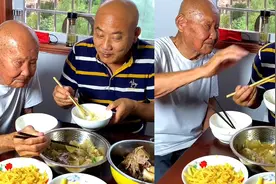 90岁父亲给60岁儿子夹菜,下意识一动作暖哭网友:永远是父母手中宝视频封面