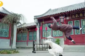 徐矮师带着杜心五去“踢馆”，两人见面就开打，杜心五在一旁看呆视频封面