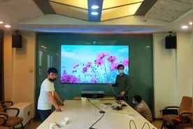 要把100寸大电视，挂在钢化玻璃背景墙上，我们是这样做的视频封面