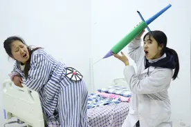 短剧：病人打针不断放屁，医生只好自制靶盘，用扎飞镖的方式打针视频封面