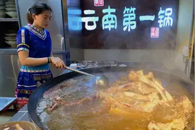 在广东吃云南米线，用100斤牛骨头熬汤底，米线用13种配料搭配吃