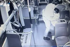 “车长，我可以抱抱你吗？”郑州一女子公交上崩溃哭泣求抱抱视频封面