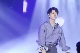 王俊凯18岁生日会演绎经典老歌串烧，18岁，于成年世界的开始视频封面