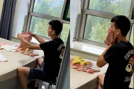 准爸爸盯着孩子衣服傻乐，猛吸一大口逗乐众人：生个儿子气死他视频封面