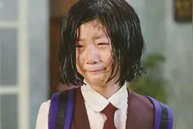 女儿每天浑身湿漉漉的回家，年轻妈妈发现异样，吓的不敢回头看她视频封面