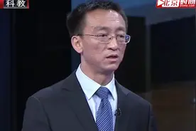 专家现场演示膝关节锻炼法，增强肌肉力量，稳定关节视频封面